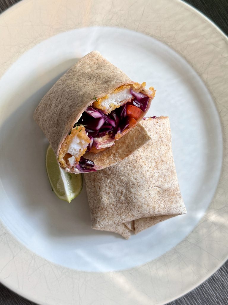 Bunte Fischstäbchen-Wraps mit Rotkohl und Paprika