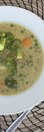 Cremige Käse-Gemüsesuppe mit veganem Hack