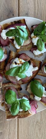 Crostini mit Büffelmozzarella und warmen Pfirsich