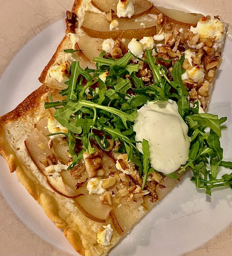 Flammkuchen mit Birne, Ziegenkäse und Walnüssen