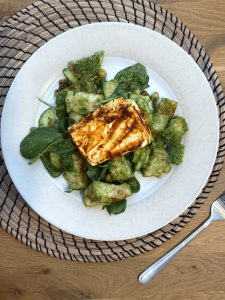 Gebackener Feta auf Blattspinat-Salat mit geröstetem Brot