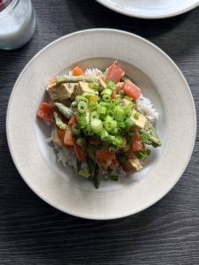 Gemüse-Stir-Fry mit Kokos-Erdnuss-Sauce und Limettenreis