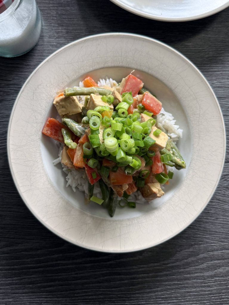 Gemüse-Stir-Fry mit Kokos-Erdnuss-Sauce und Limettenreis