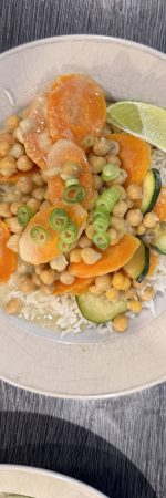 Grünes Kokos-Curry mit Kichererbsen und Zucchini