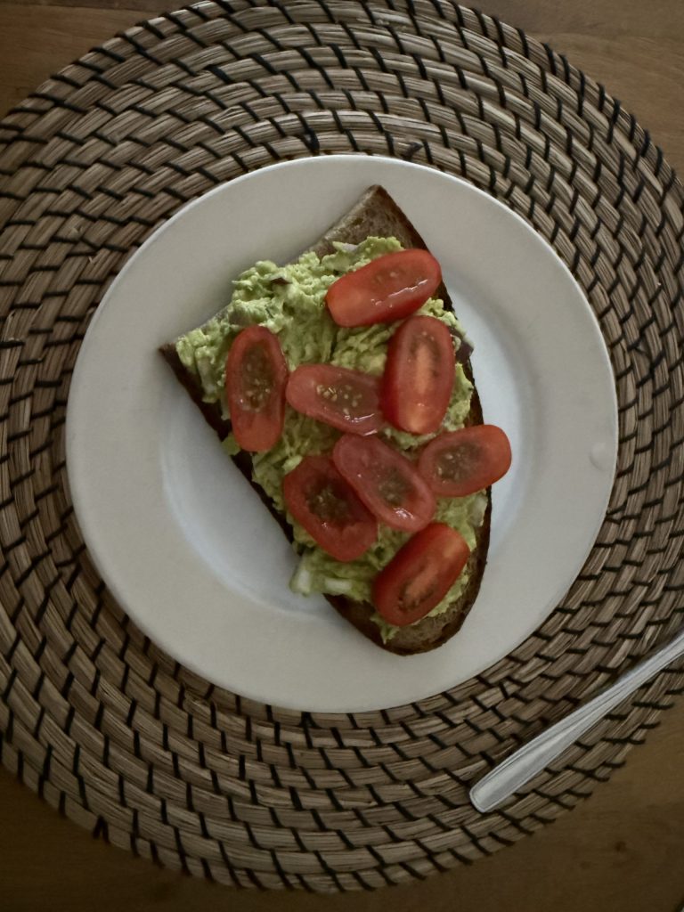 Guacamole mit roten Zwiebeln