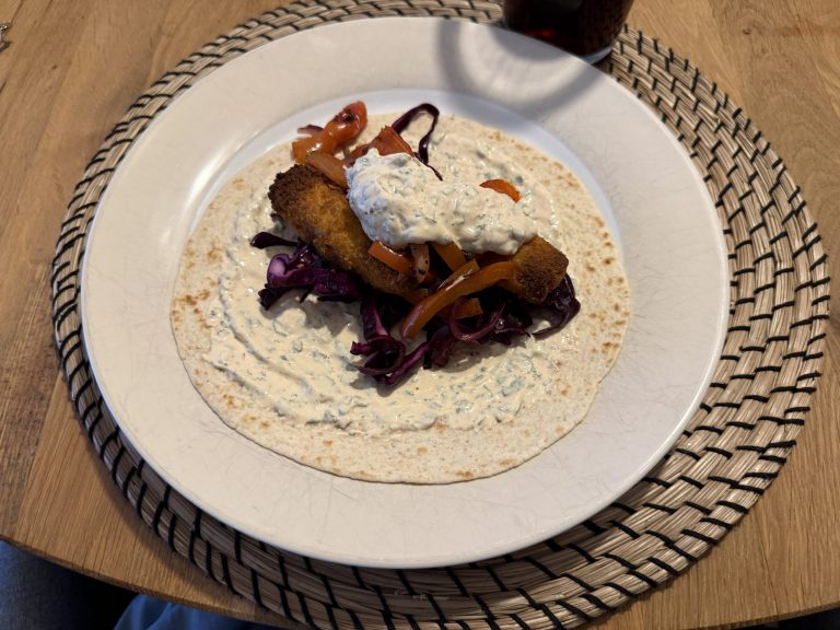 Bunte Fischstäbchen-Wraps mit Rotkohl und Paprika