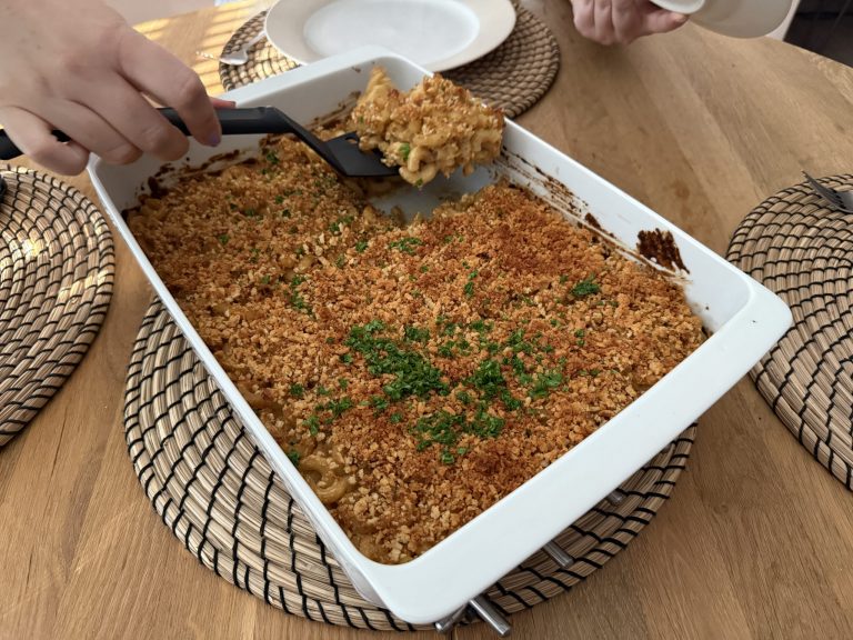 Veganer Mac and Cheese Auflauf mit Pankokruste