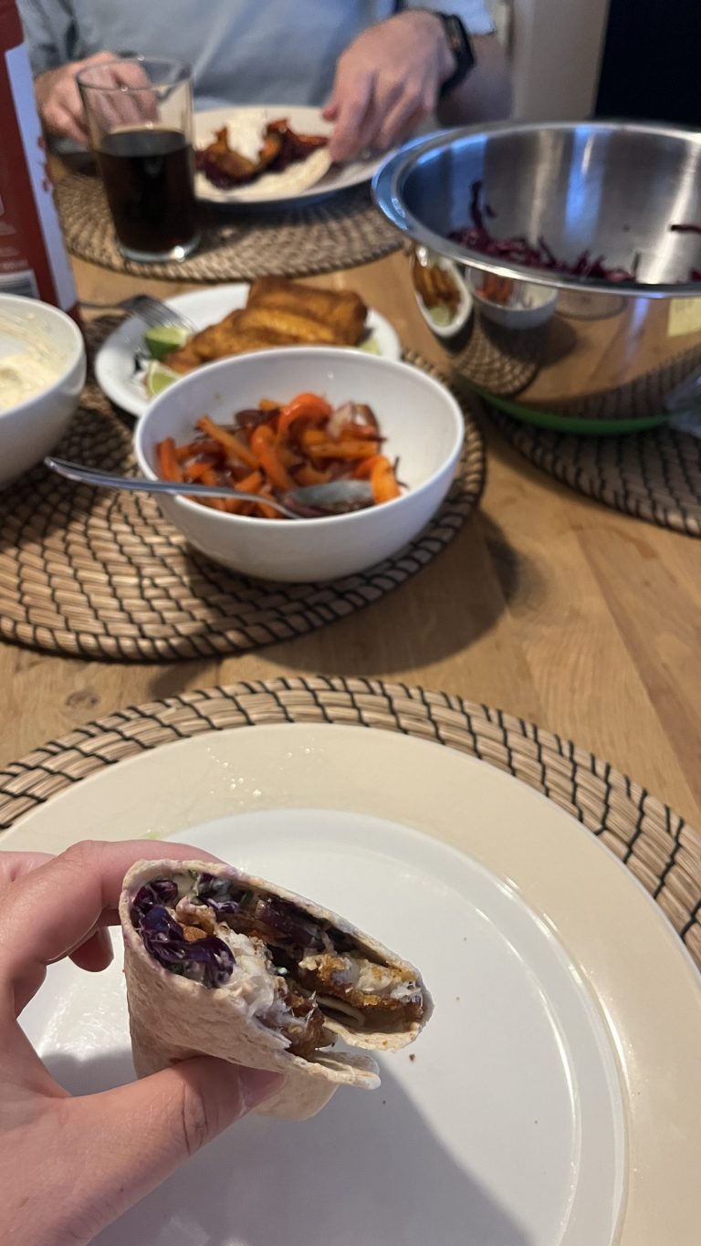 Bunte Fischstäbchen-Wraps mit Rotkohl und Paprika
