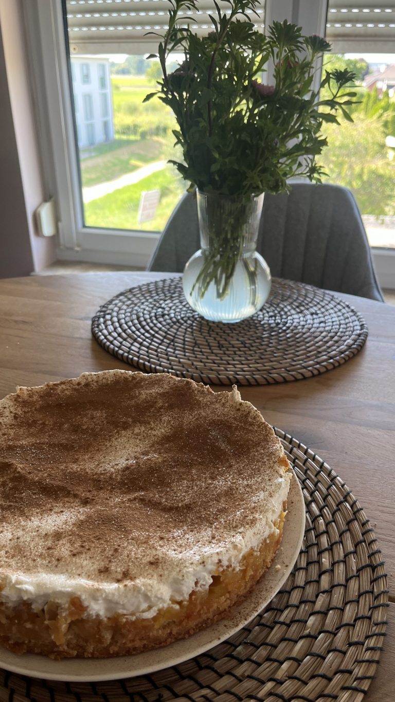 Gedeckter Apfelkuchen mit Schmandsahne