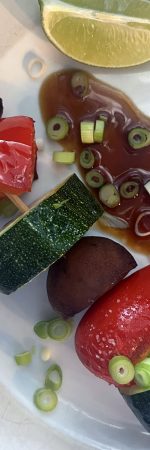 In Teriyakisauce glasierte Gemüse-Tofu-Spieße auf Reis