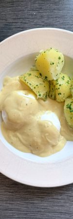 Senfeier mit Petersilienkartoffeln