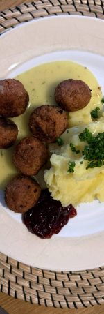 Vegane Köttbullar mit Kartoffelstampf und Preiselbeeren