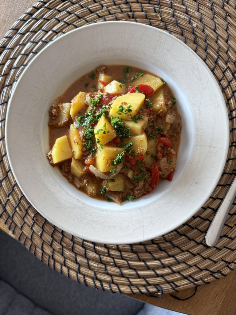 Veganer Bauerntopf mit Kartoffeln und Paprika