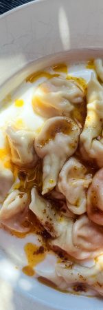 Vegetarische Manti mit Paprikabutter