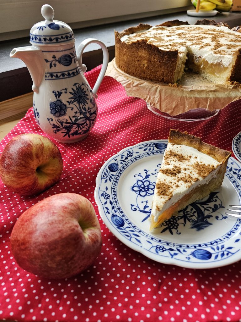 Gedeckter Apfelkuchen mit Schmandsahne und Zimt aus der Springform