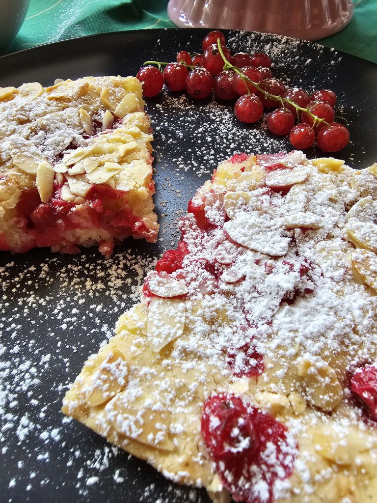 Johannisbeer-Blechkuchen saftig und einfach mit frischen roten Johannisbeeren