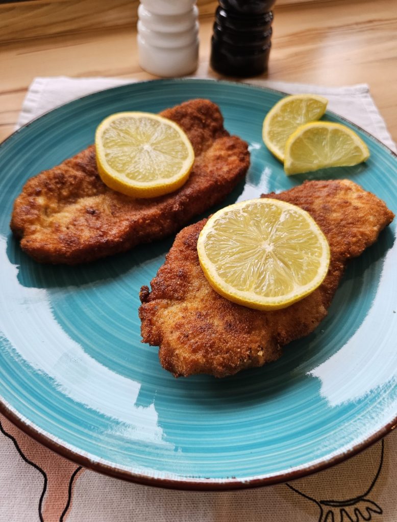 Panierte Schnitzel aus der Pfanne mit knuspriger Panade